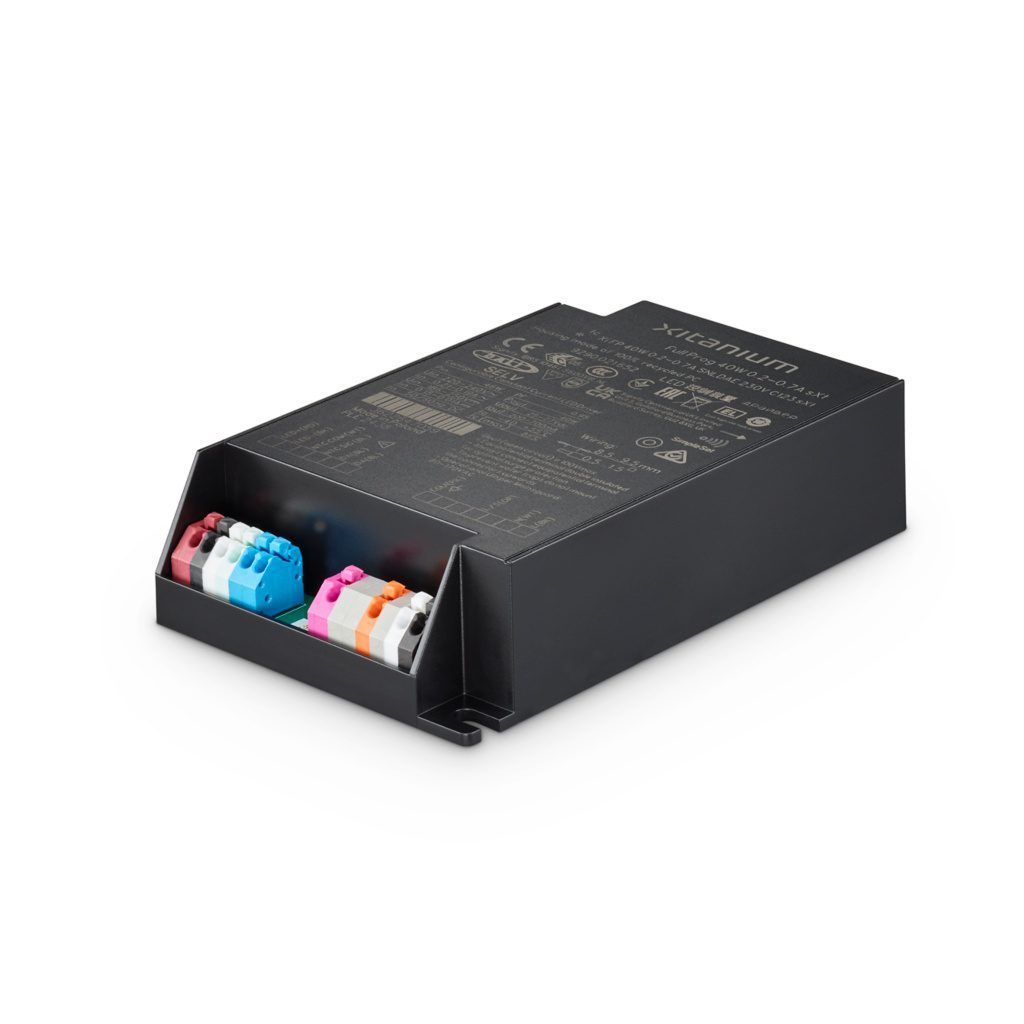 Xitanium LED Xtreme Drivers – FP (Full Programmable), donkere behuizing met zichtbare aansluitklemmen en productetiket